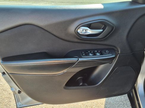 Used 2014 Jeep Cherokee Latitude w/ Comfort/Convenience Group FWD image 15