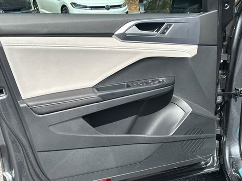 Used 2025 Volkswagen Taos SE image 10