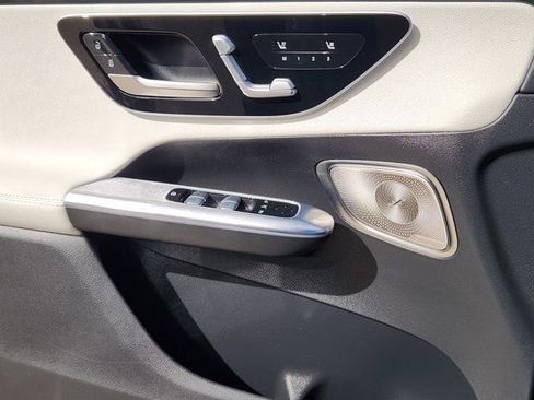 Used 2025 Mercedes-Benz GLC 300 4MATIC image 26