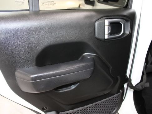 Used 2023 Jeep Gladiator Mojave AWD/4WD image 21