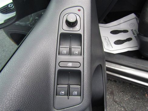 Used 2014 Volkswagen Tiguan S image 10