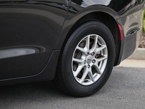 Used 2025 Chrysler Pacifica Select FWD image 6