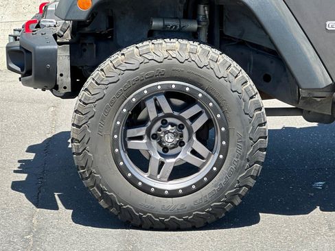Used 2017 Jeep Wrangler Unlimited Rubicon AWD/4WD image 23