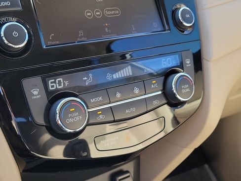 Used 2018 Nissan Rogue SV FWD image 25