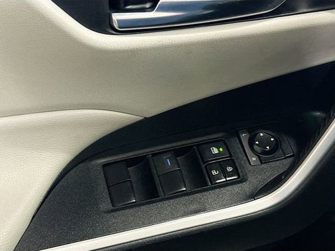 Used 2021 Toyota RAV4 XLE image 18