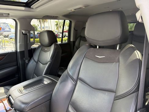 Used 2019 Cadillac Escalade ESV Luxury RWD image 19