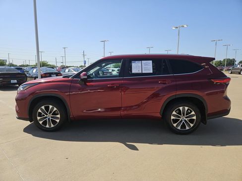Used 2023 Toyota Highlander XLE FWD image 4