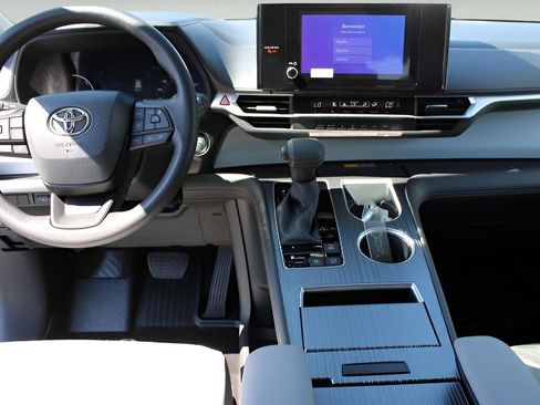 Used 2026 Toyota Sienna LE FWD image 10