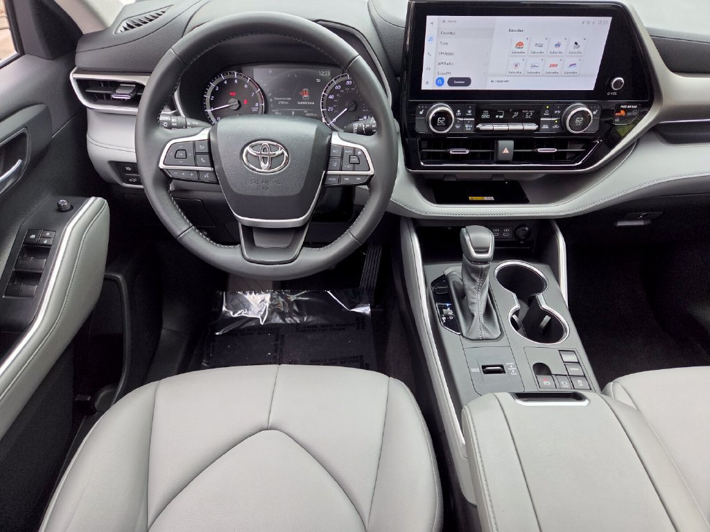 Used 2023 Toyota Highlander XLE FWD image 12