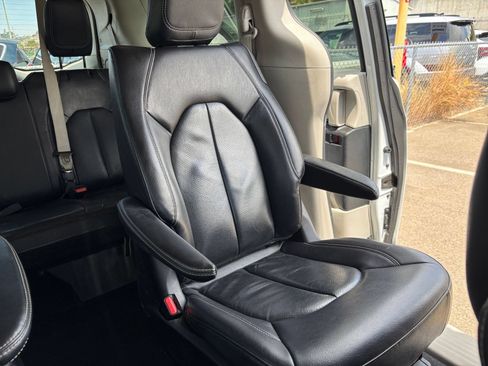 Used 2022 Chrysler Pacifica Touring-L FWD image 40