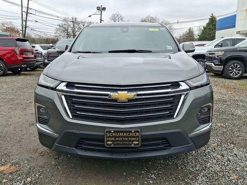 Used 2023 Chevrolet Traverse LT image 3