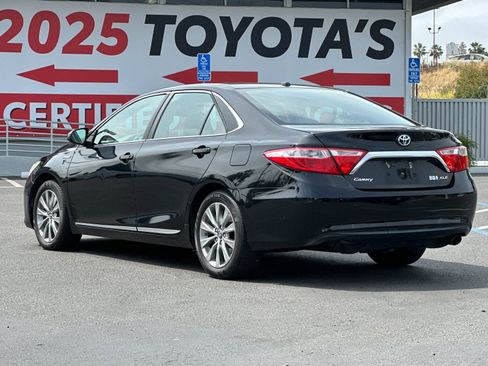 Used 2017 Toyota Camry XLE w/ Moonroof Package FWD image 3