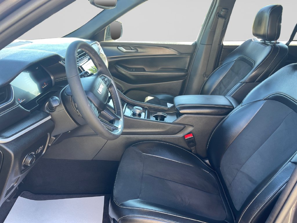 Used 2024 Jeep Grand Cherokee Altitude AWD/4WD image 21