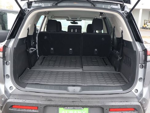 Used 2025 Nissan Pathfinder S image 33