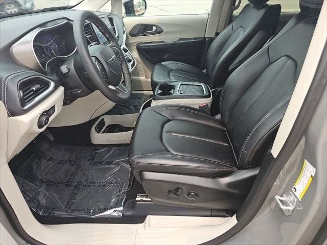 Certified 2024 Chrysler Pacifica Touring-L FWD image 2