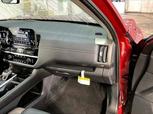 Used 2025 Nissan Pathfinder Platinum FWD image 19