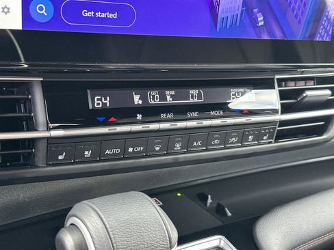 Used 2025 Toyota Sienna Limited image 29