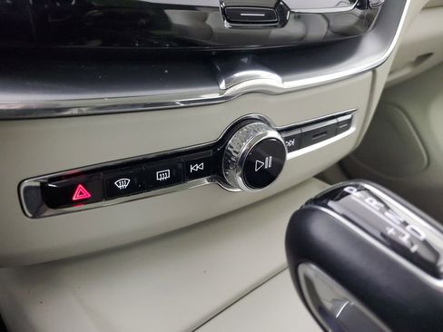 Used 2018 Volvo XC60 T5 Momentum w/ Vision Package image 32