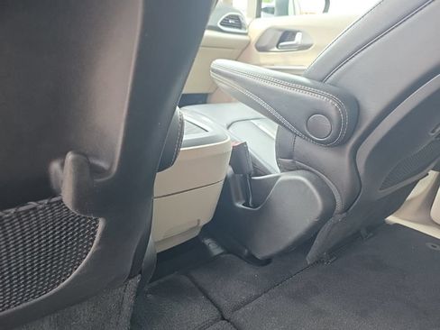 Used 2023 Chrysler Pacifica Touring-L FWD image 12