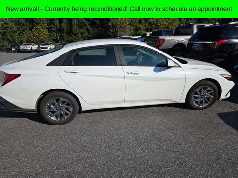 Used 2025 Hyundai Elantra Hybrid FWD image 6