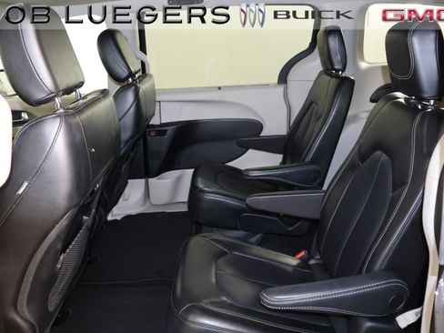 Used 2023 Chrysler Pacifica Touring-L FWD image 10