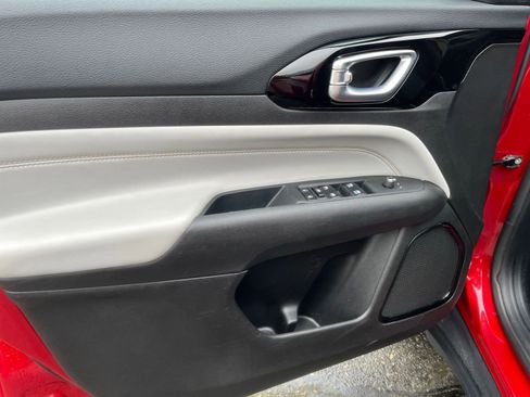 Used 2025 Jeep Compass Limited image 18