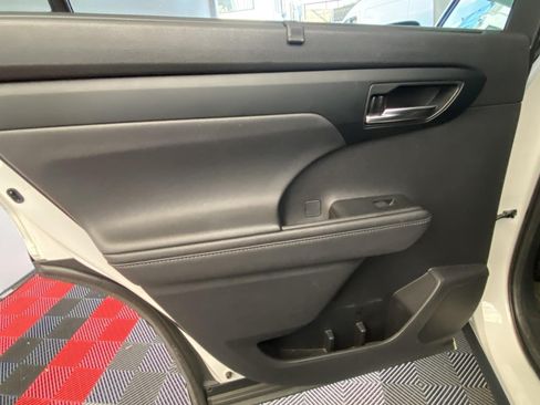 Used 2021 Toyota Highlander XLE AWD/4WD image 19