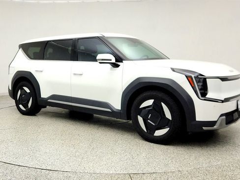Used 2024 Kia EV9 Light Long Range RWD image 3