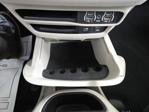 Used 2022 Chrysler Pacifica Touring-L image 55