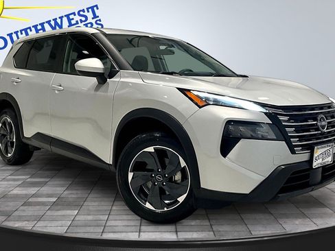 Used 2025 Nissan Rogue SV AWD/4WD image 3