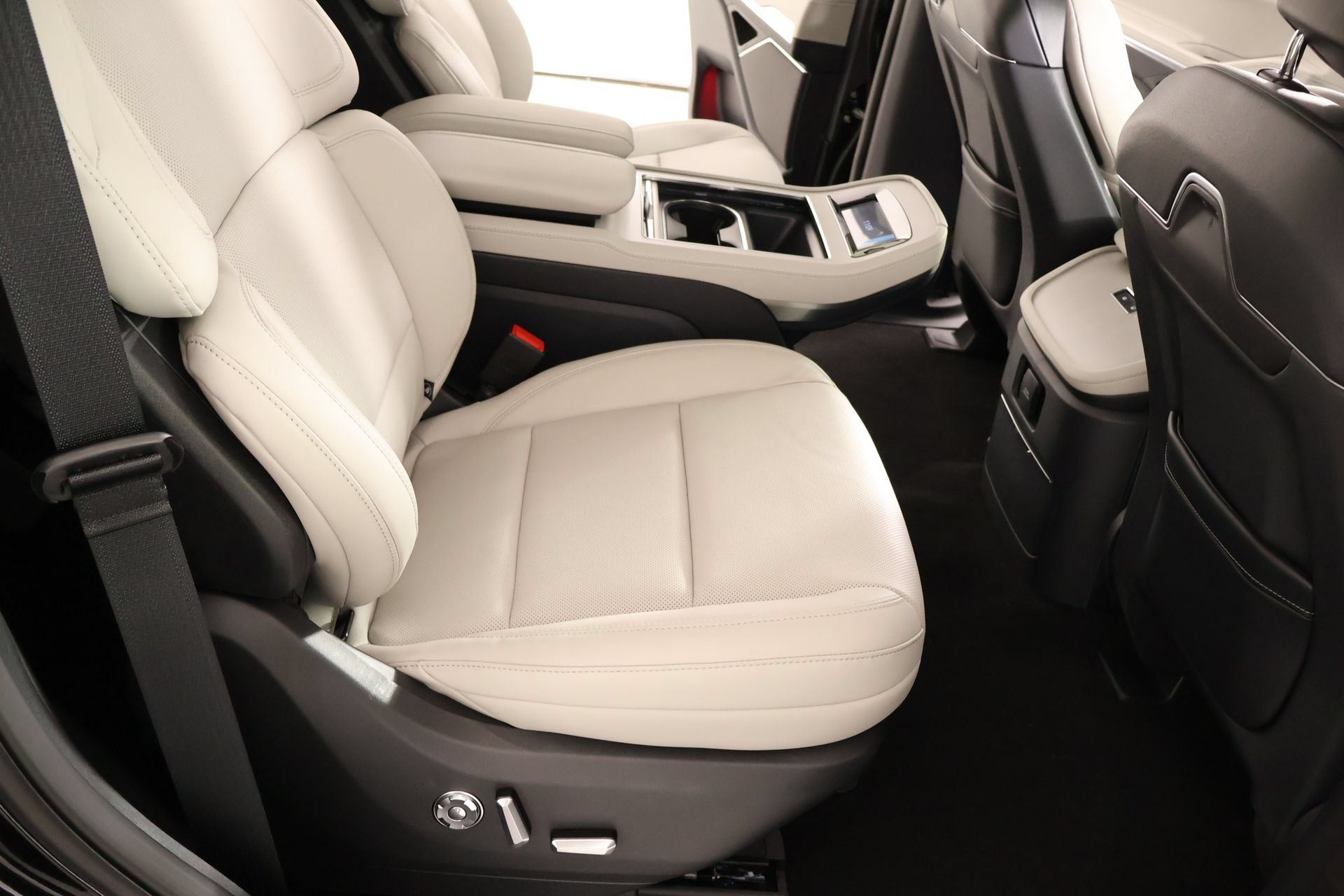 New 2025 Lincoln Navigator Reserve AWD/4WD image 16