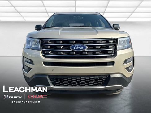 Used 2017 Ford Explorer XLT w/ Equipment Group 202A image 9