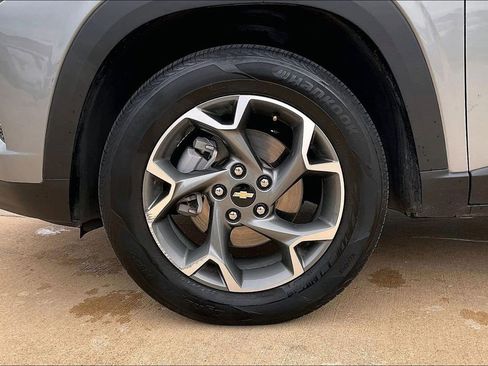 Used 2025 Chevrolet Trax LT FWD image 9