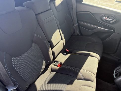 Used 2019 Jeep Cherokee Latitude w/ Cold Weather Group image 11