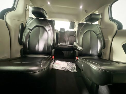 Used 2024 Chrysler Pacifica Touring-L image 32