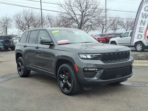 Certified 2025 Jeep Grand Cherokee Limited w/ Black Appearance Package RWD image 3