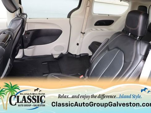 Used 2019 Chrysler Pacifica Touring-L Plus FWD image 15