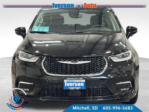 Used 2024 Chrysler Pacifica Touring-L AWD/4WD image 3