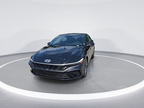 New 2025 Hyundai Elantra SEL image 3