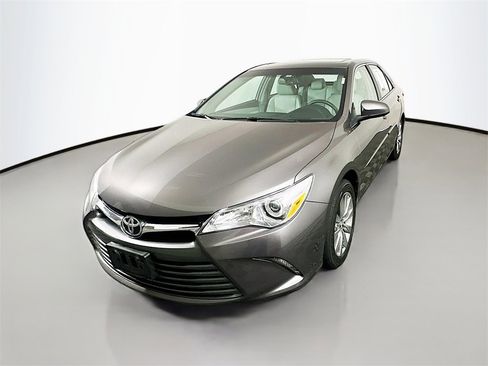 Used 2017 Toyota Camry XLE image 3