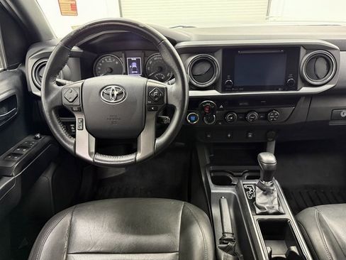Used 2017 Toyota Tacoma TRD Off-Road w/ Tow Package (A/T) image 31