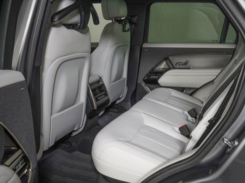 Used 2025 Land Rover Range Rover Sport SE image 14