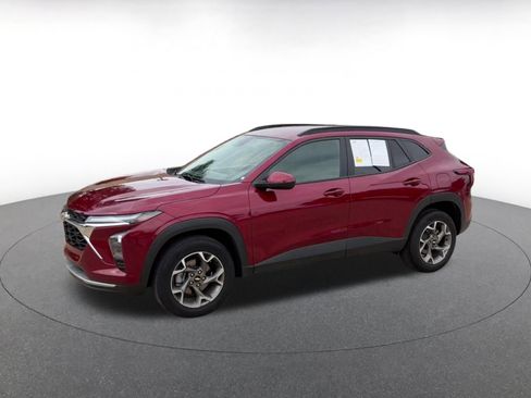 Used 2025 Chevrolet Trax LT FWD image 8