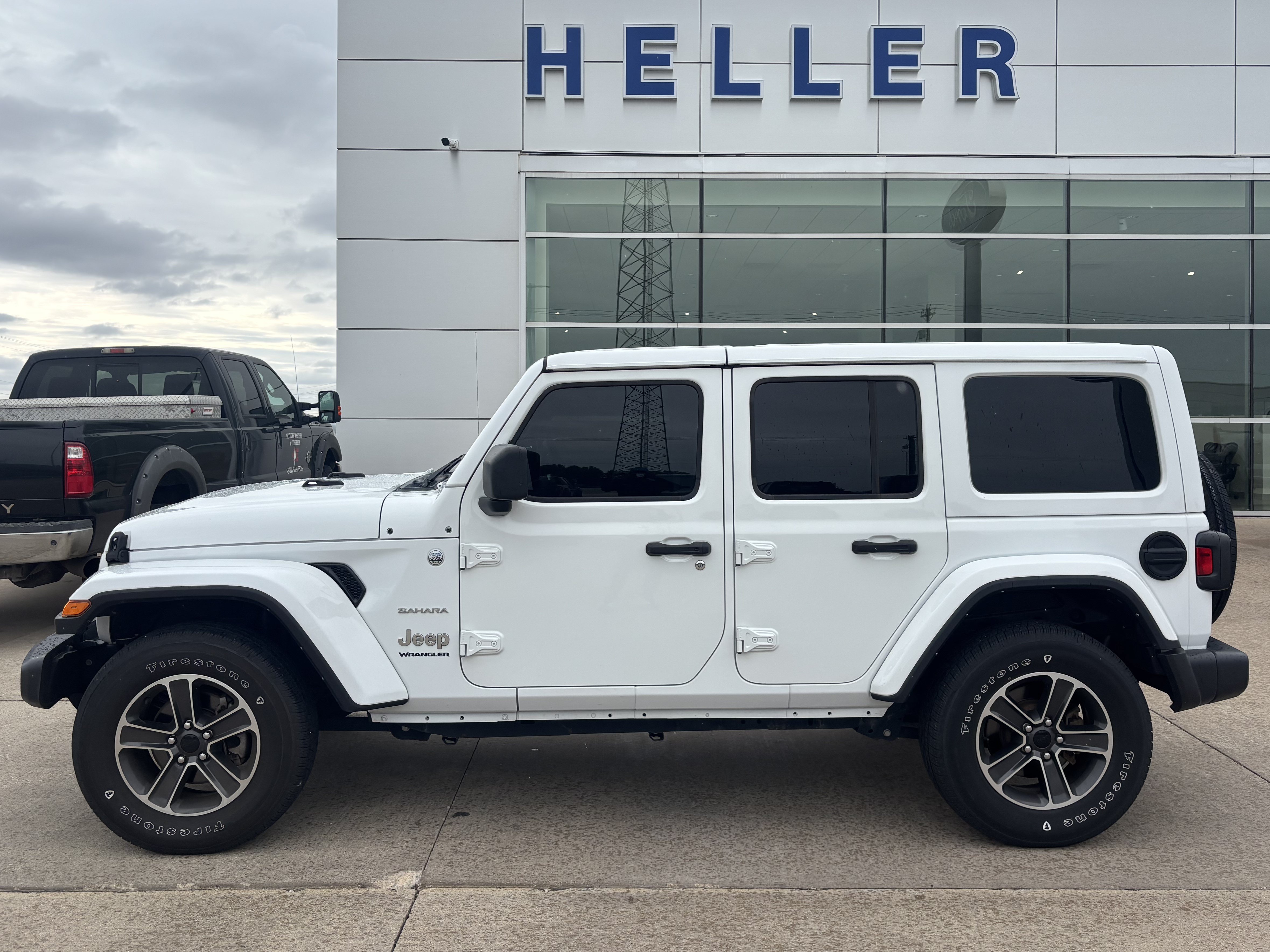 Used 2023 Jeep Wrangler Unlimited Sahara AWD/4WD image 3
