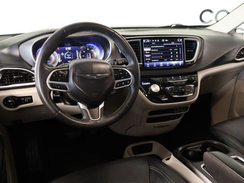 Used 2022 Chrysler Pacifica Touring-L FWD image 2