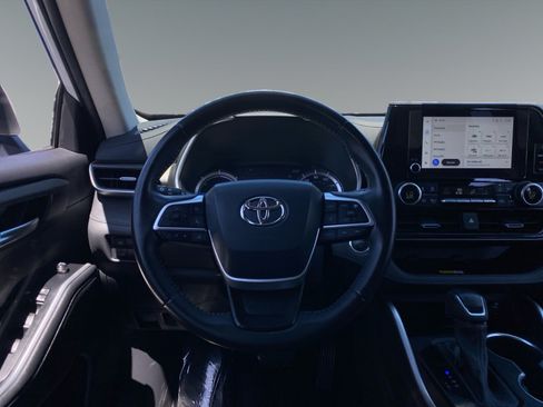 Used 2023 Toyota Highlander XLE AWD/4WD image 12