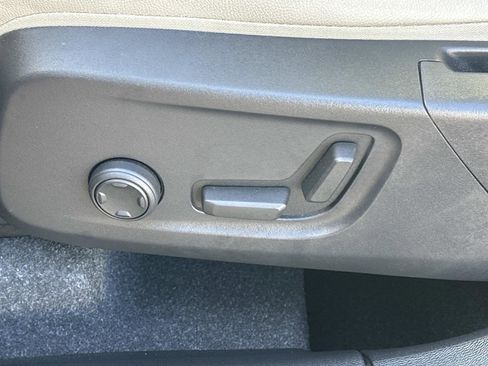 Certified 2024 Volvo XC40 B5 Plus w/ Climate Package image 18