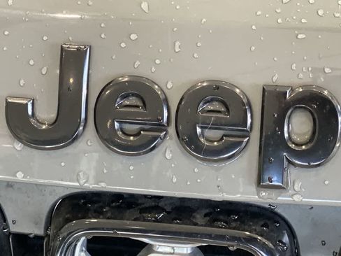 Used 2020 Jeep Grand Cherokee Altitude AWD/4WD image 10