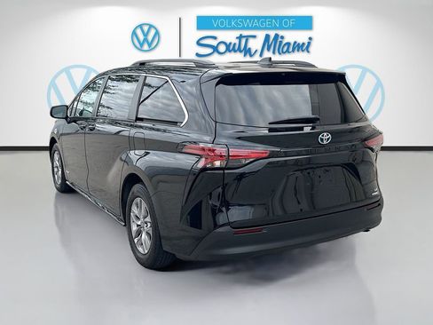 Used 2021 Toyota Sienna LE image 5