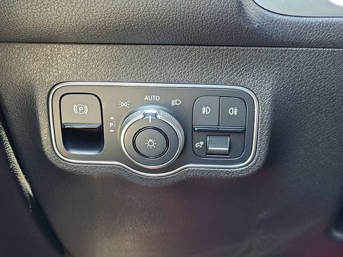 Used 2022 Mercedes-Benz GLB 250 4MATIC w/ Premium Package Lite image 34